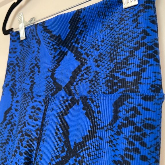 Beach Riot Leggings - Blue and Black Snake Print - NWOT - Size Small - Picture 5 of 7